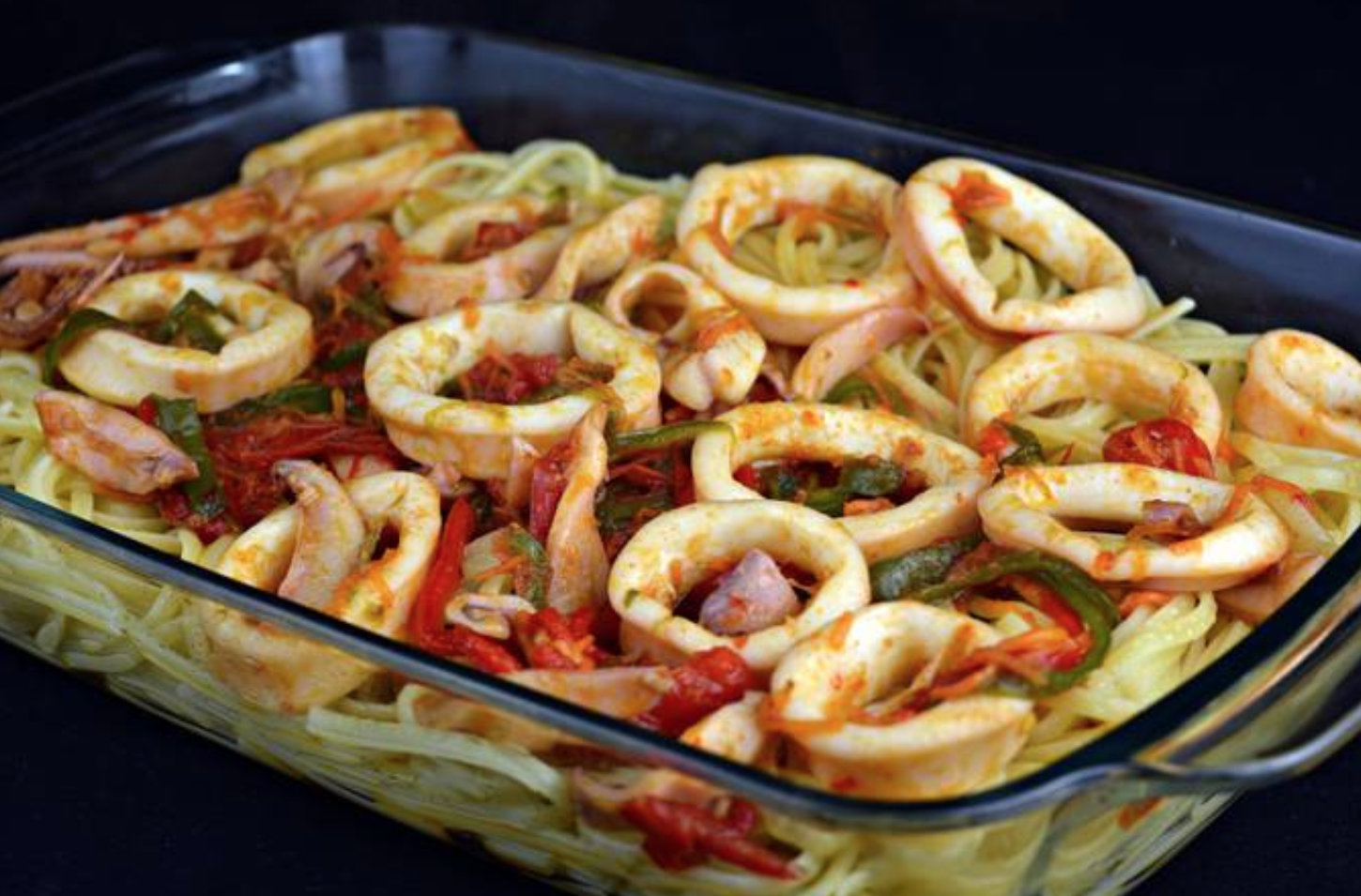 Tallarines con calamares y verduras.